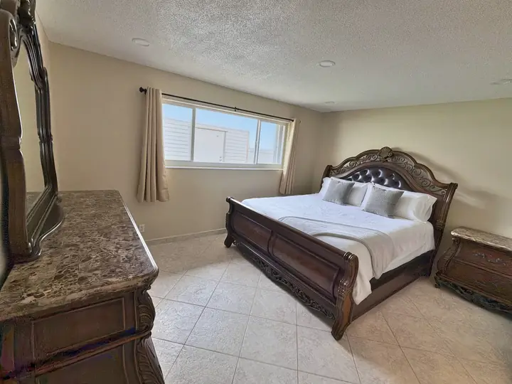 Outra vista da suíte principal com cama king