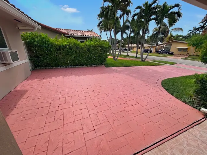 Entrada lateral em pavers com vagas extras